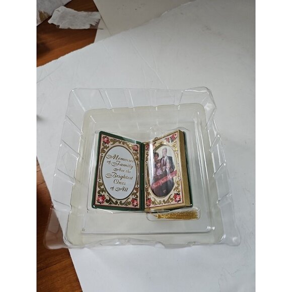 Carlton Cards Heirloom 1999 Our Family Photo Frame Ornament In Box New - Picture 4 of 4